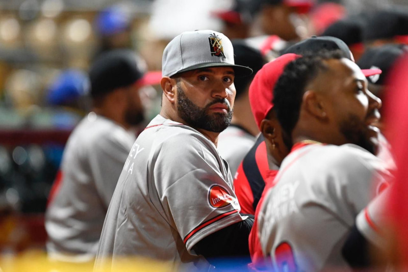 Fotografía muestra a Albert Pujols, quién es el nuevo dirigente de los Leones del Escogido.