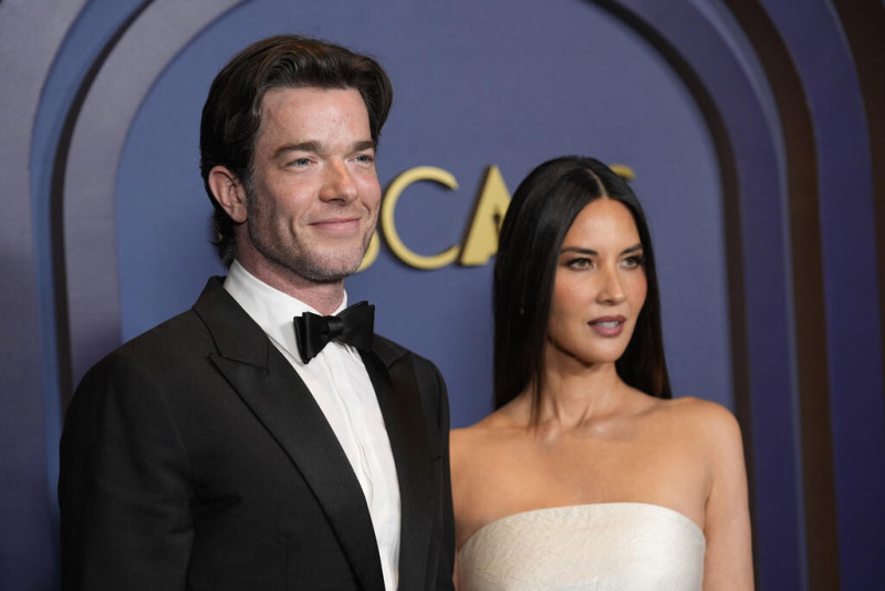 John Mulaney, a la izquierda, y Olivia Munn llegan a los Premios de los Gobernadores, el 9 de enero de 2024, en el Dolby Ballroom de Los Ángeles.