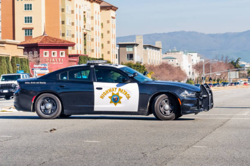 Vehículo de la Patrulla de Carreteras circulando por una calle en el Área de la Bahía de San Francisco; La Patrulla de Carreteras de California (CHP) es una agencia de aplicación de la ley estatal de California.cali