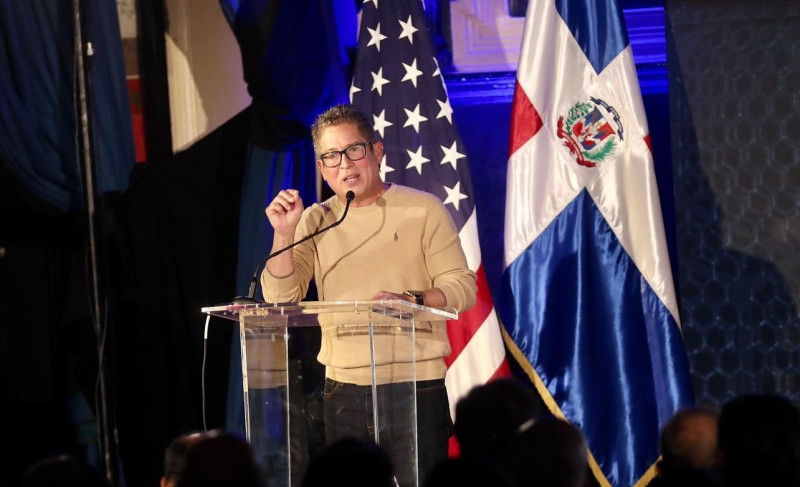 Iván Ruiz durante la presentación de la serie "Trinitarios" en la Escuela Juan Pablo Duarte en Alto Manhattan, Nueva York.