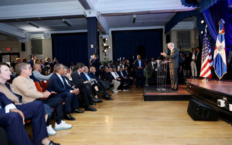 El presidente dominicano Luis Abinader cuando hablaba en la Escuela Juan Pablo Duarte sobre Radio Televisión Dominicana y otros temas como el acuerdo de "Cielos abiertos".