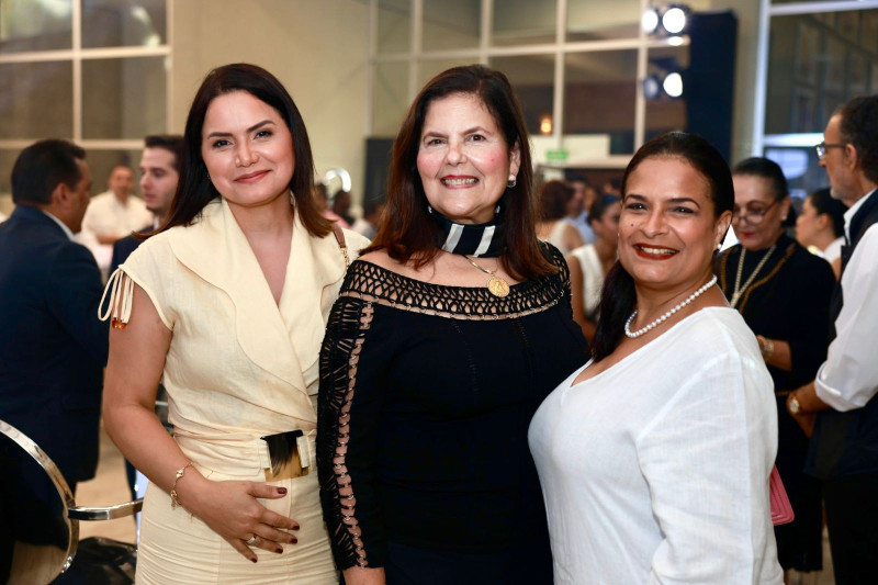 Julissa Cespedes, Sonia Villanueva de Brouwer y Wendy Capellán.