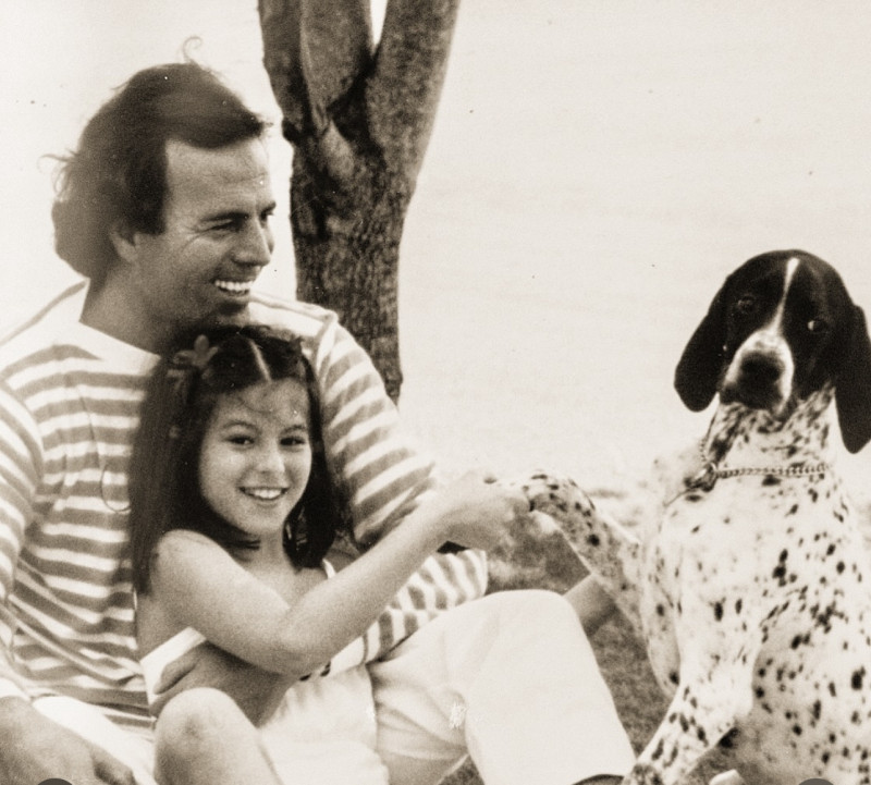 Chabeli Iglesias junto a su padre Julio Iglesias cuando ella niña.