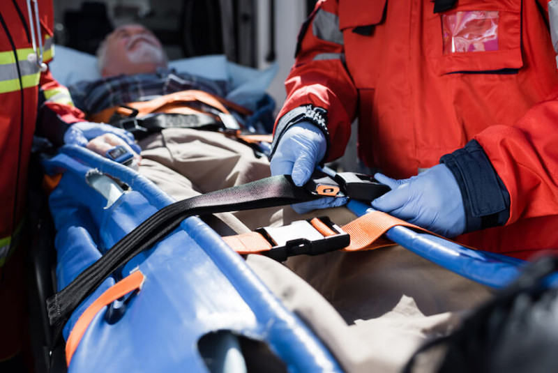 Un paramédico asiste en una ambulancia a una persona víctima de un accidente