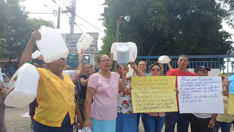 Los afectados denunciaron que deben comprar el agua o acarrearla desde otros sectores.