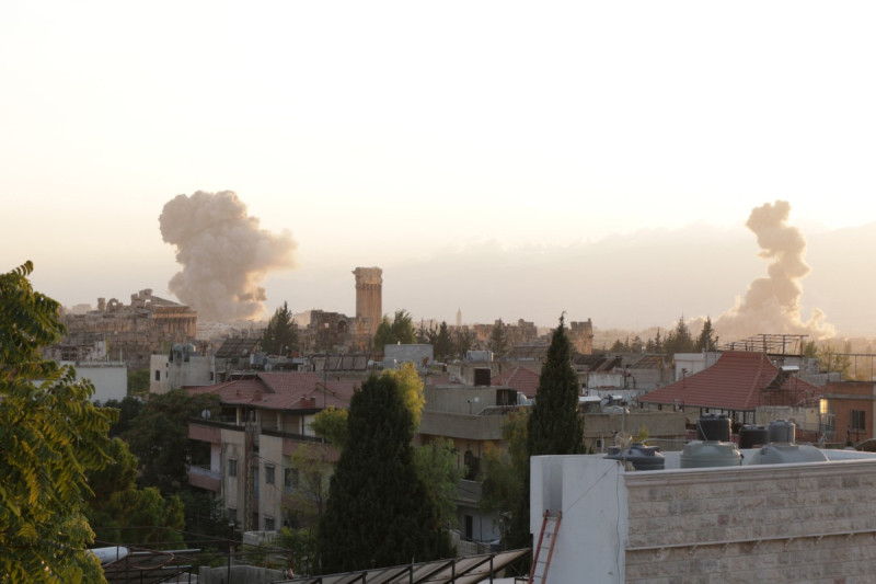 Una nube de humo sale del lugar donde se produjo un ataque aéreo israelí contra la ciudad libanesa de Baalbeck, en el valle de la Becá, el 23 de septiembre de 2024