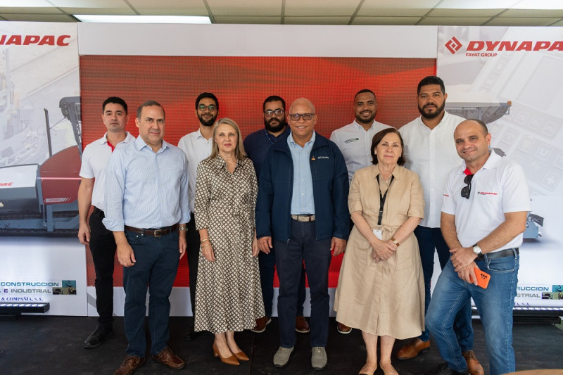 Eduardo Mituzaki, Donald Pimentel Reid, Clara E. Reid de Frankenberg, Luis Bastardo, Georgia Anne Reid Tejera, y Flavio Strabelli tras ellos colaboradores de la empresa