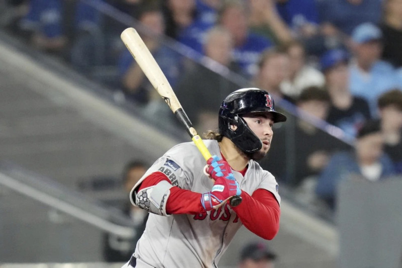 Wilyer Abreu, de los Medias Rojas de Boston, batea un doble productor contra los Azulejos de Toronto durante la tercera entrada en Toronto.