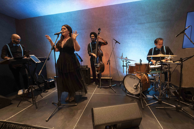 La cantante de bossa nova María del Mar junto a su grupo.