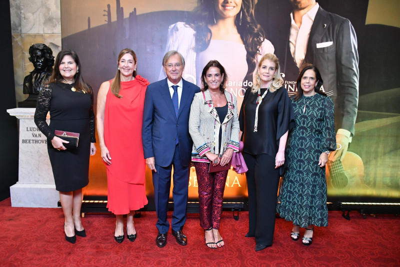 Sonia Villanueva de Brouwer, Marisol Rodríguez Copello, Antonio Pérez-Hernández, Pilar Lladó, Ana María Marranzini y Maribel Bellapart.