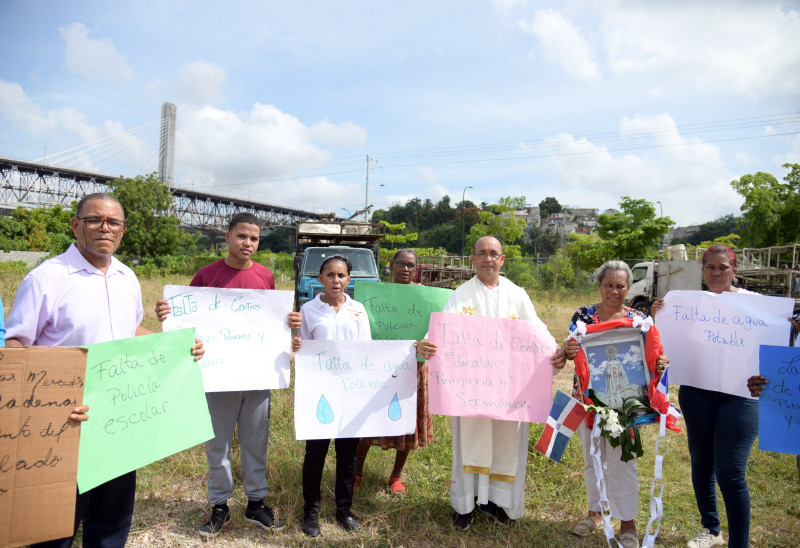 Feligreses en los Guandules, reclamaron la construcción de algunas escuelas, remozamiento de alcantarillado y el suministro de agua.