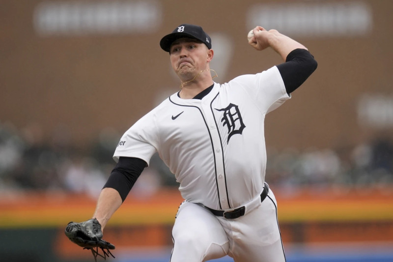 El lanzador de los Tigres de Detroit, Tarik Skubal, lanza contra los Rays de Tampa Bay en la primera entrada de un partido de béisbol.