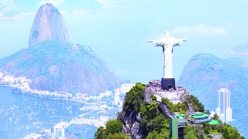 Un punto ideal para comenzar una visita a Río es una excursión al sitio más querido y famoso de la ciudad: la Estatua del Cristo Redentor en el tope de la montaña Corcovado.