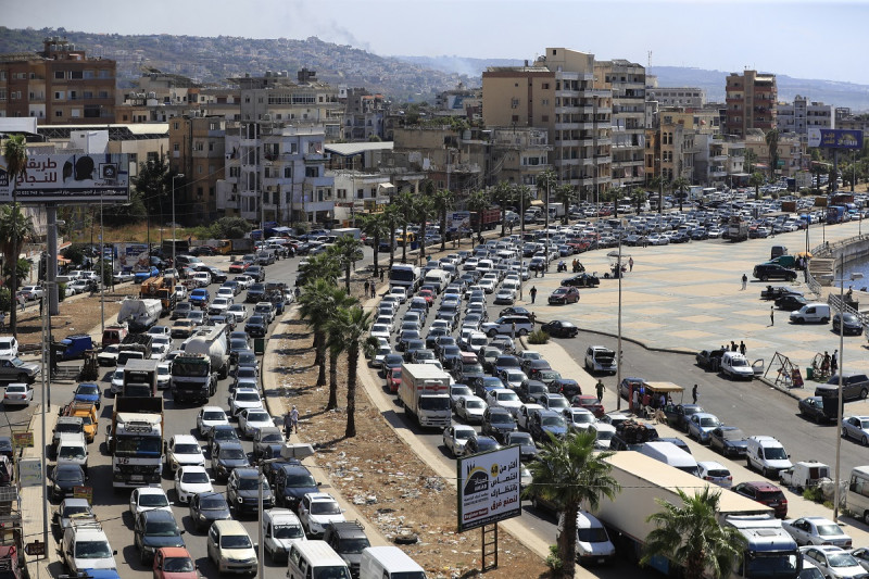 Vehículos quedan atascados en las carreteras durante la evacuación del sur de Líbano, en medio de ataques israelíes, en Sidon, Líbano, el 23 de septiembre de 2024.