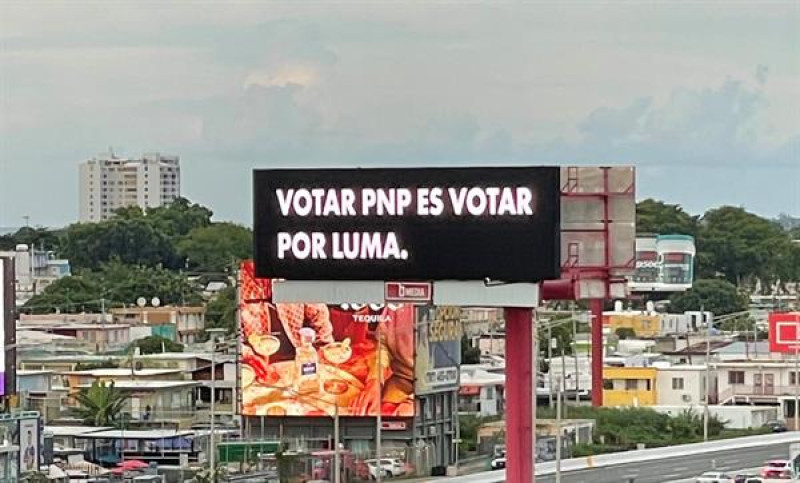 Fotografía divulgada en la cuenta de la red social X de Benito Antonio Martínez Ocasio, artísticamente conocido como Bad Bunny, donde se muestra una valla publicitaria que lee 'Votar PNP es votar por LUMA' (la empresa encargada de la transmisión eléctrica y blanco de fuertes críticas por los continuos apagones), expuesta en una calle de San Juan (Puerto Rico).