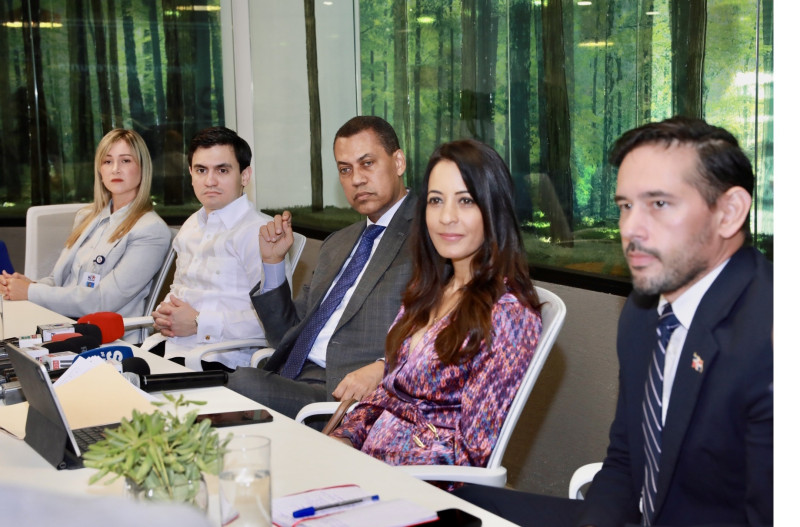 Guido Gómez Mazara, al centro, junto a los directivos de Indotel.