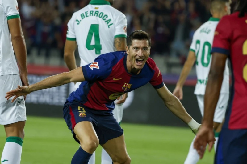 Robert Lewandowski celebra tras marcar un gol para el Barcelona en el partido contra Getafe en la Liga española.