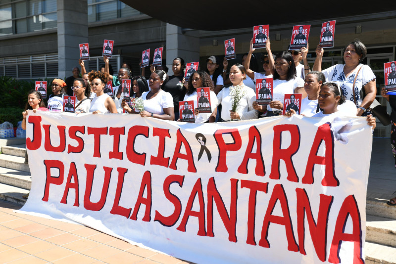 Mujeres protestan frente a la Procuraduría para que se esclarezca crimen.