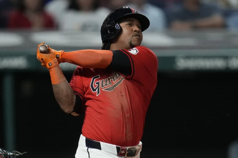 José Ramirez, de los Guardianes de Cleveland, observa su jonrón en la octava entrada del juego de béisbol en contra de los Rojos de Cincinnati