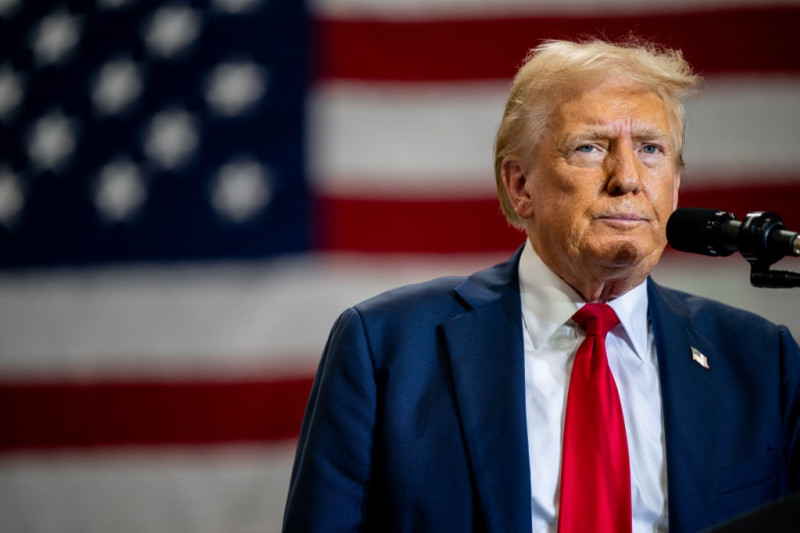 El candidato presidencial republicano, el expresidente estadounidense Donald Trump, habla con los asistentes durante un mitin de campaña en el almacén de Mosack Group el 25 de septiembre de 2024 en Mint Hill, Carolina del Norte.