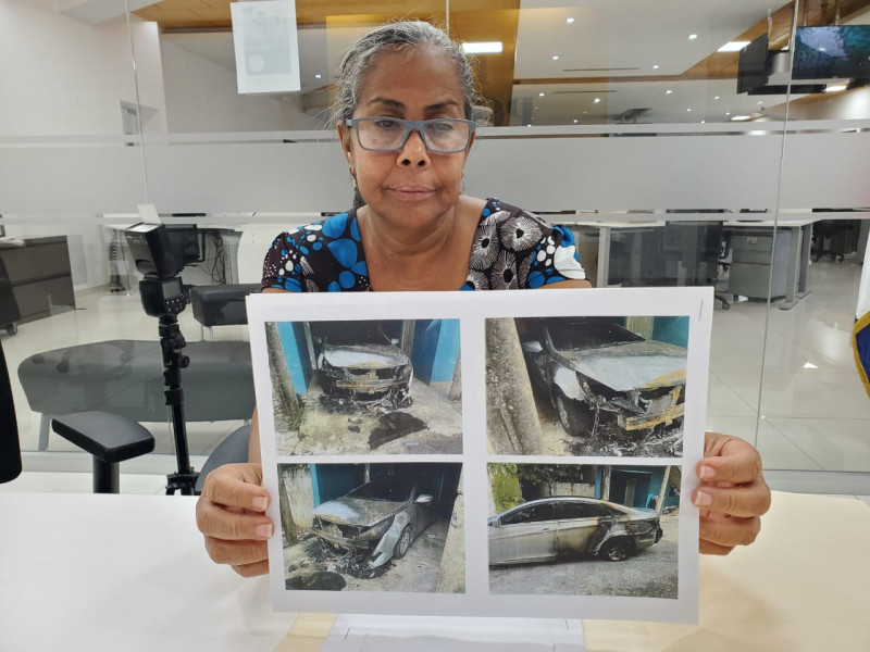 Piedad Méndez sostiene una hoja en las que figura el carro quemado de su hijo