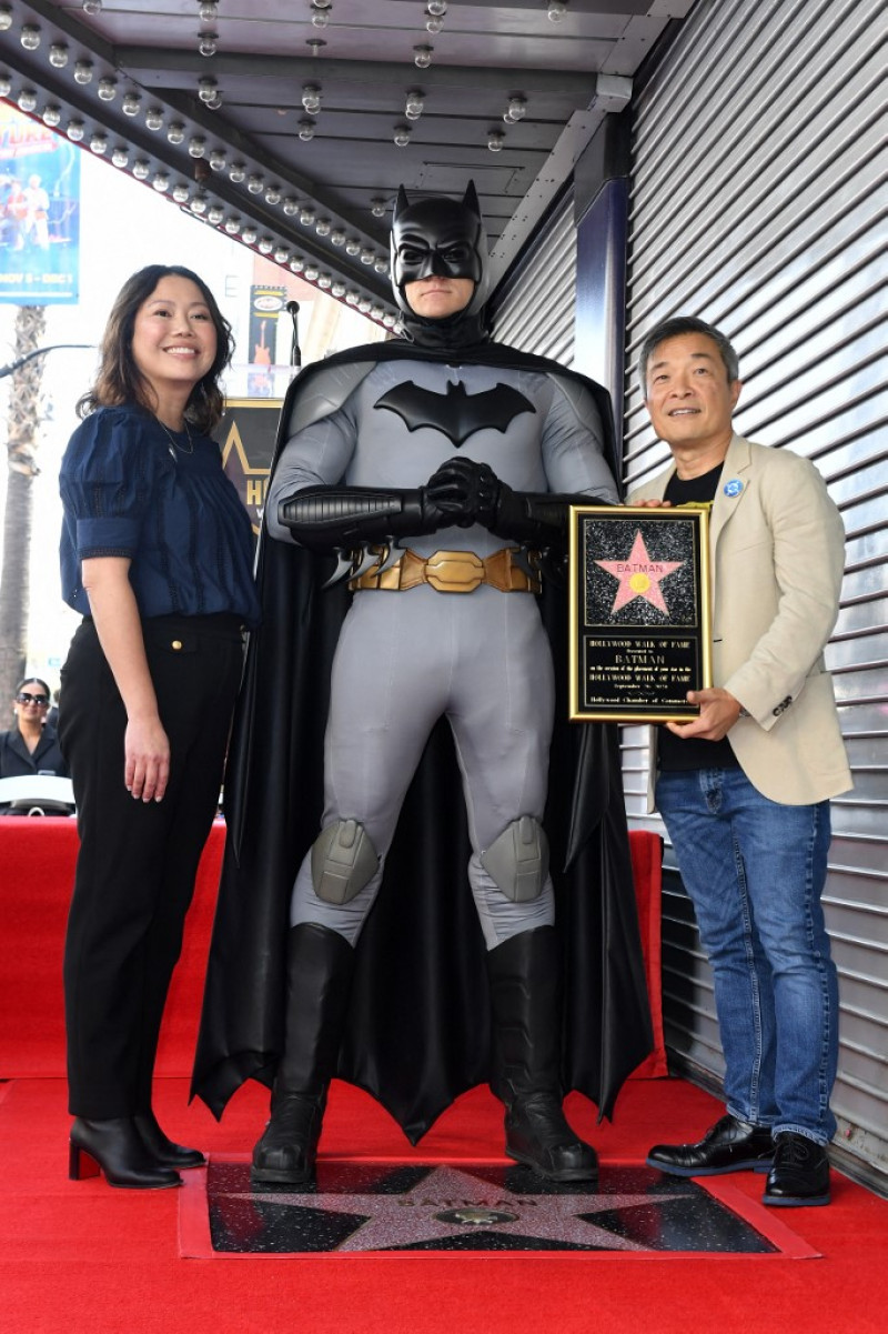 (De izq. a der.) La vicepresidenta sénior y directora general de DC, Anne DePies, el personaje ficticio del cómic estadounidense Batman y el presidente, editor y director creativo de DC, Jim Lee, asisten a la ceremonia de la estrella de Batman en el Paseo de la Fama de Hollywood en Hollywood, California, el 26 de septiembre de 2024.