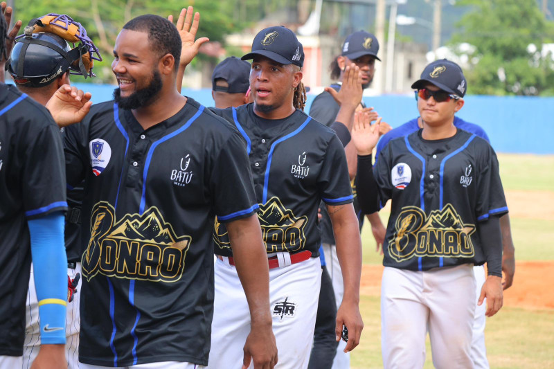 Integrantes del equipo de Bonao se felicitan luego de obtener una victoria.