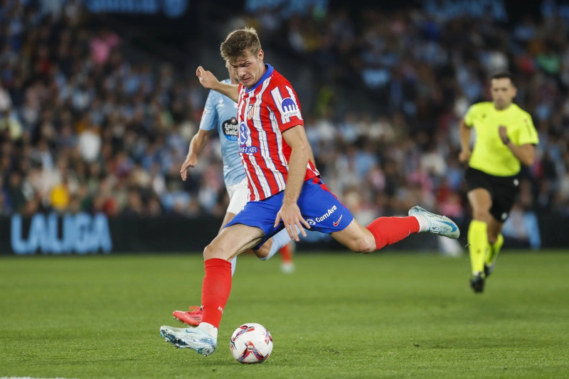 Julián Álvarez al momento de dar la patada que eventualmente decidió el partido en favor del Atlético.