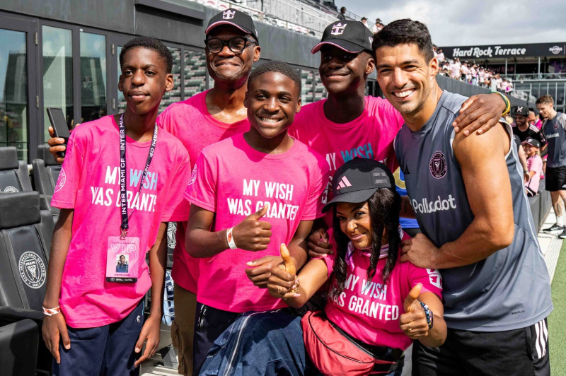 El uruguayo Luis Suárez junto a varios niños  organización benéfica 'Make a Wish'.