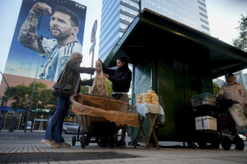 Verónica Vera, en el centro, vende pan en la calle en Buenos Aires, Argentina, el viernes 20 de septiembre de 2024.