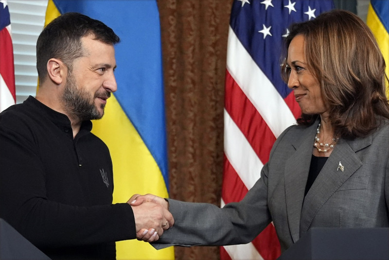 La vicepresidenta estadounidense Kamala Harris estrecha la mano del presidente ucraniano Volodymyr Zelenskyy, ayer en Washington.