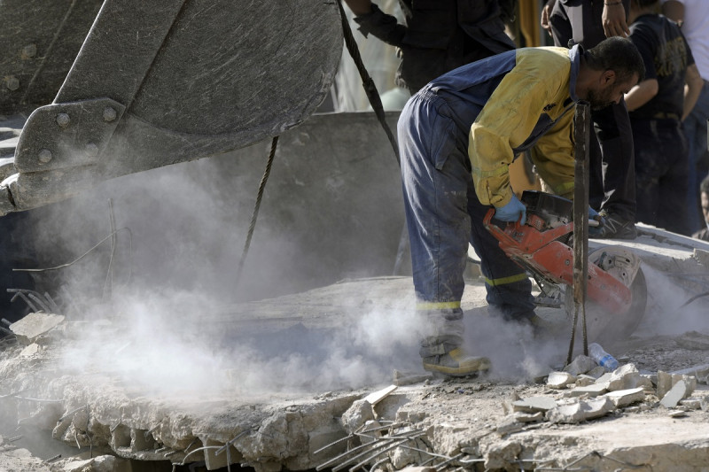 Un trabajador de emergencia corta bloques de concreto mientras busca sobrevivientes en el lugar de un ataque aéreo israelí en la localidad de Maisara, al norte de Beirut, el miércoles 25 de septiembre de 2024.