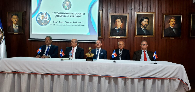 Integran la mesa de honor, desde la izquierda, Jacinto Pichardo, secretario general del Instituto Duartiano; Juan Daniel Balcácer, presidente de la Academia Dominicana de la Historia; Wilson Gómez Ramírez, presidente del Instituto Duartiano; Julio Manuel Rodríguez Grullón, vicepresidente y Pilia Moreno, tesorero.