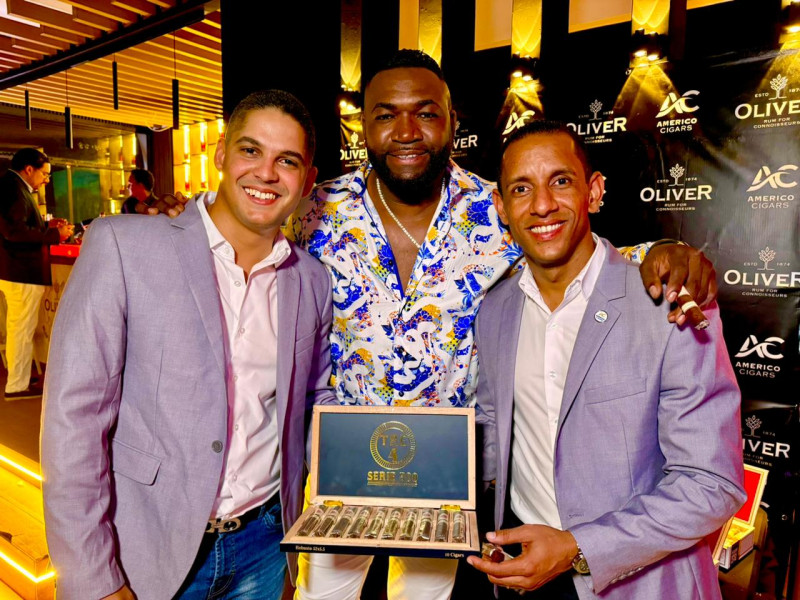 David Ortiz exhibe su nueva línea de puros junto a Christopher Hernández (izquierda) y Edwin Mejía.