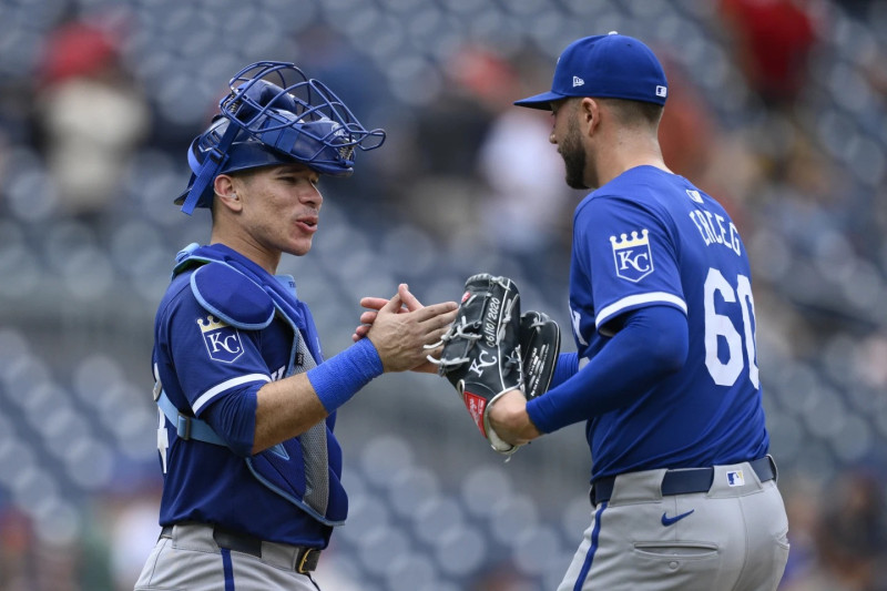 El receptor de Kansas City,  Freddy Fermin (izquierda) y el lanzador de relevo Lucas Erceg (60) celebran después de la victoria.