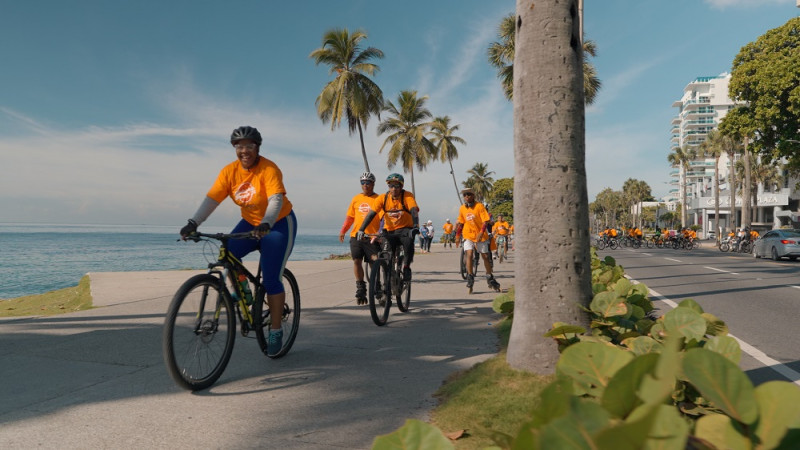 Unas 200 personas se unieron a la bicicletada. El nombre de la actividad se debe al color nacional del Reino de los Países Bajos