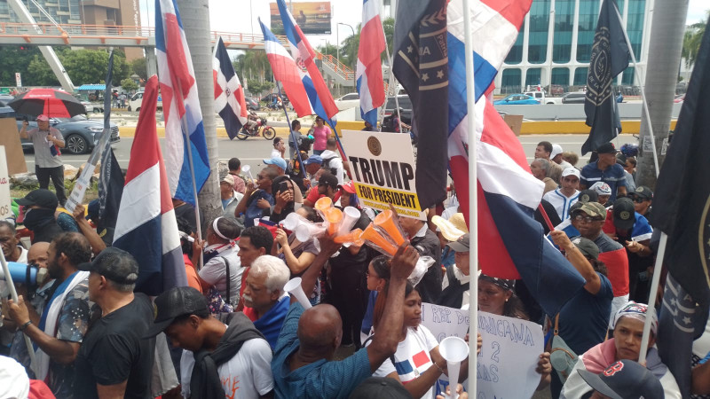 Decenas de personas de la Antigua Orden Dominicana se preparan para marchar al Palacio Nacional pidiendo medidas estrictas contra la migración irregular haitiana al país