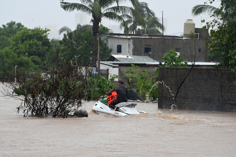 Un hombre monta una moto acuática en un área inundada después del huracán John en Acapulco, estado de Guerrero, México, el 27 de septiembre de 2024.