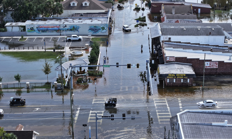 En esta vista aérea, las aguas de la inundación inundan la calle principal después de que el huracán Helene pasó frente a la costa el 27 de septiembre de 2024 en Crystal River, Florida.