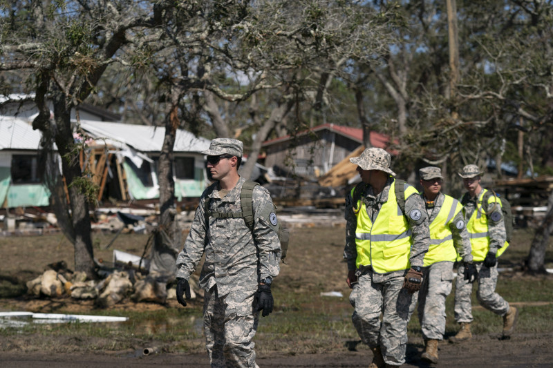 Miembros de la Guardia Estatal de Florida participan en una misión de búsqueda y recuperación después del huracán Helene el 27 de septiembre de 2024 en Steinhatchee, Florida.