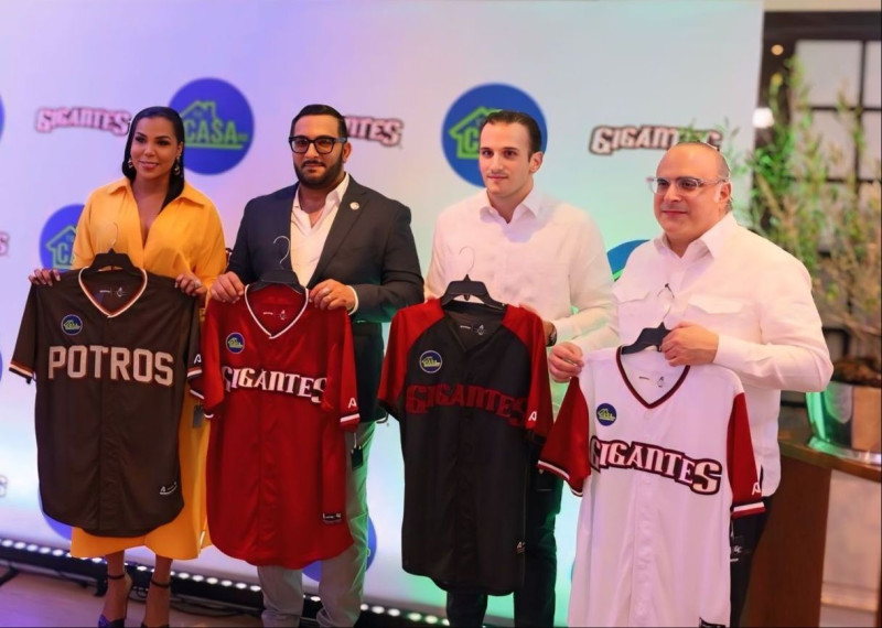 Desde la izquierda, Génesis de Ozuna, Western Hernández, Alfredo Acebal Risek y Samir Risek durante el anuncio del nuevo patrocinado de los Gigantes del Cibao.