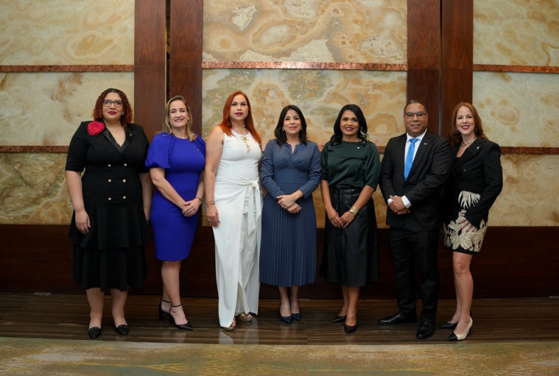 Luisa Bernardt, Susana Díaz, Evelyn Méndez, Jenny García, Lissette Pérez, Nelson Santana y Rosabelle Pérez, miembros de la Junta Directiva de Adoarh