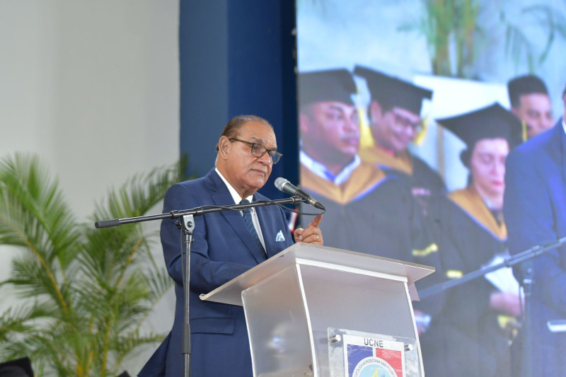 El director del LISTÍN DIARIO, Miguel Franjul, pronuncia el discurso central en graduación ordinaria de la UCNE.