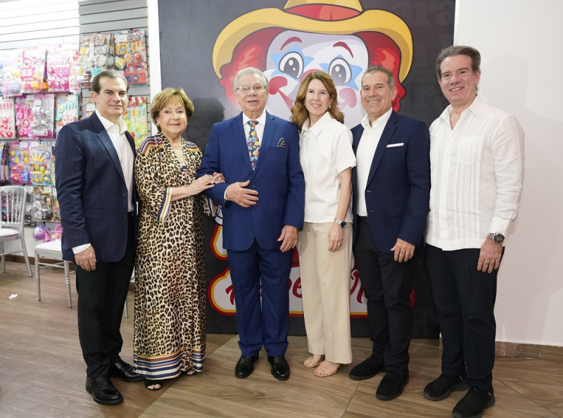 Al centro Rolando Sebelén, junto a la familia que le dió la bienvenida a los visitatantes, de izquierda a derecha Raffy Seblén, doña Pilar  de Sebelén, Pily Seblén, Rolando  Antonio y  Rolly Sebelén.