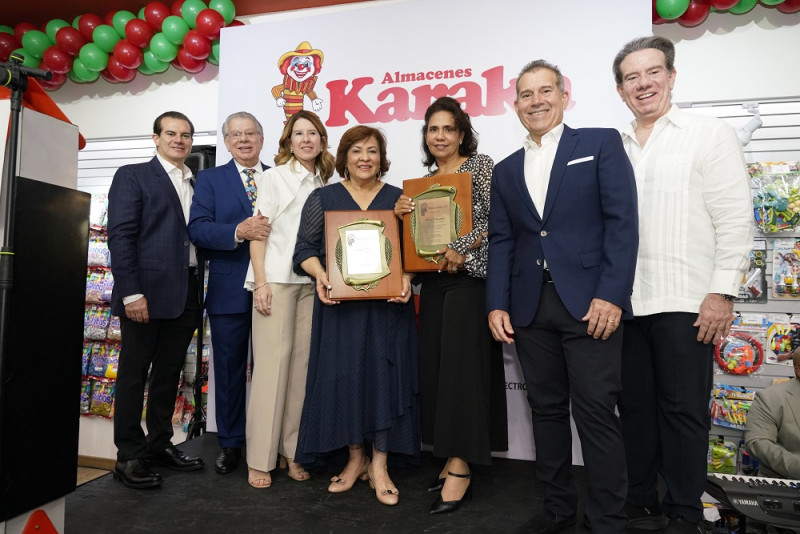 Las empresarias Raquel Morel y  Marisol Hernández reciben sus placas de reconocimiento