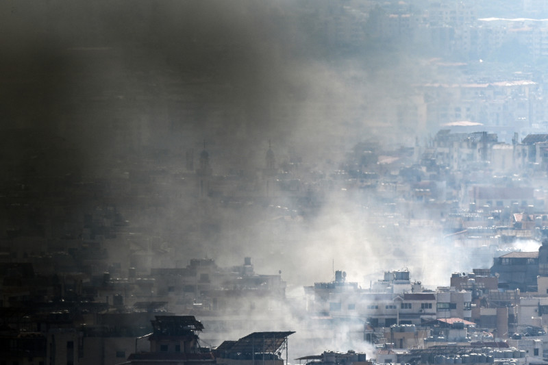 El humo se eleva sobre los suburbios del sur de Beirut durante los ataques israelíes el 28 de septiembre de 2024.