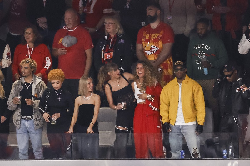 Imagen de Taylor Swift (de negro) abrazando a su amiga Blake Lively (tercera por la derecha) durante la disputa del Super Bowl LVIII el pasado 11 de febrero en Las Vegas.