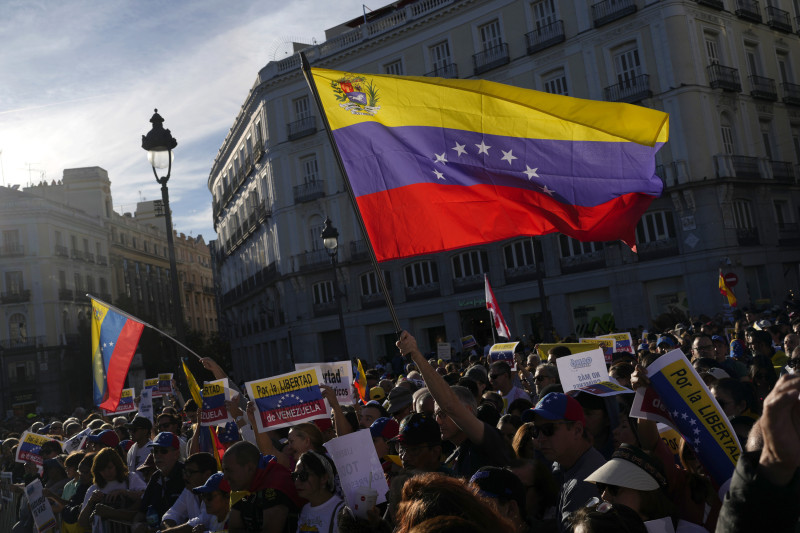 Miembros de la diáspora venezolana se reúnen para apoyar al líder opositor venezolano Edmundo González en la Puerta del Sol en el centro de Madrid, España, el sábado 28 de septiembre de 2024. (Foto AP/Bernat Armangue)