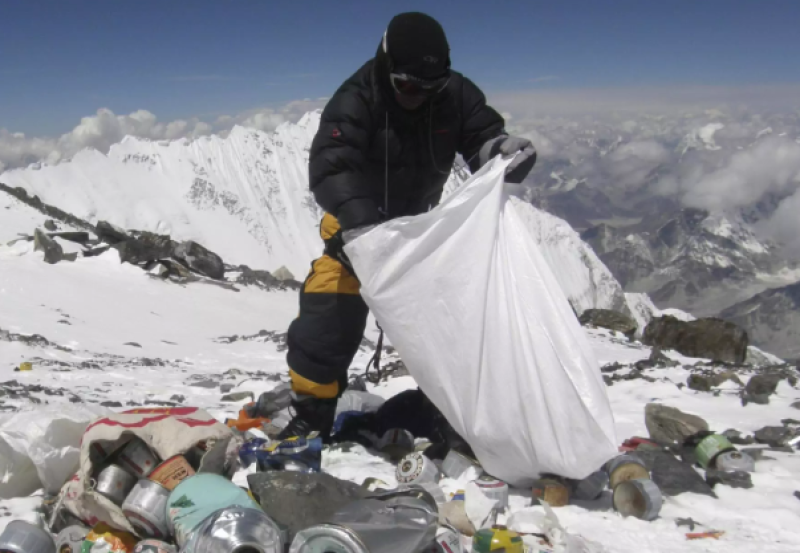 Un sherpa nepalí recogiendo basura en el Everest en 2010