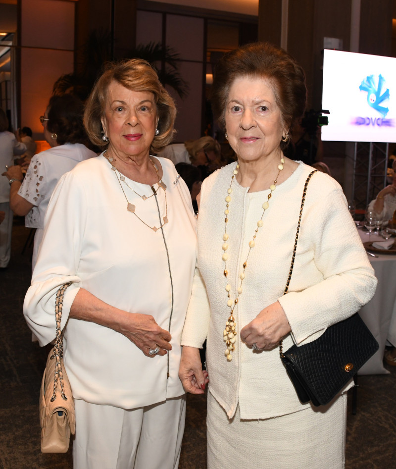 Carmencita Cambiaso de Bisonó y Ana María Alonso de Corripio.